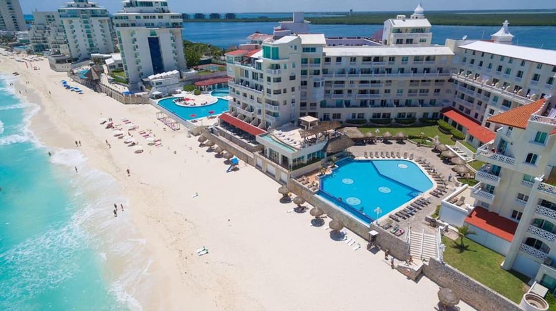 AR Cancun Plaza