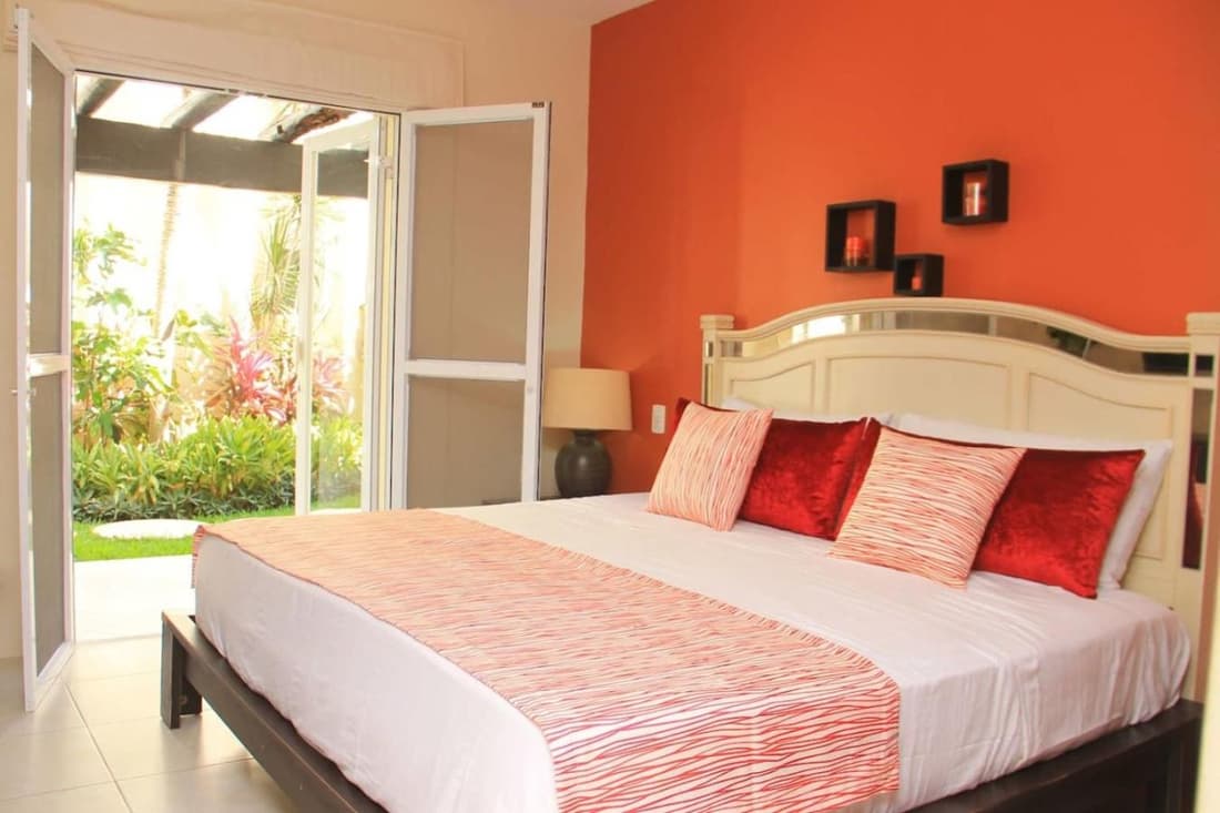 Ground floor Condo, Steps from Coco Beach and 5th Av
