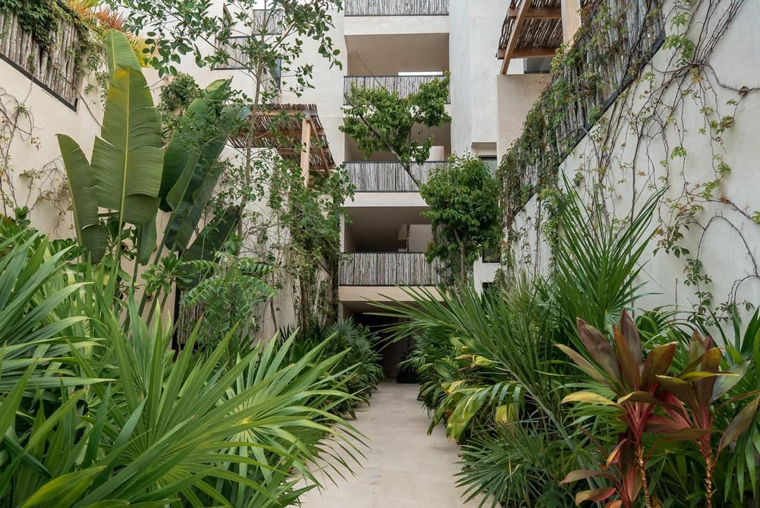 2-Story Penthouse with Private Jacuzzi 5 Min Beach