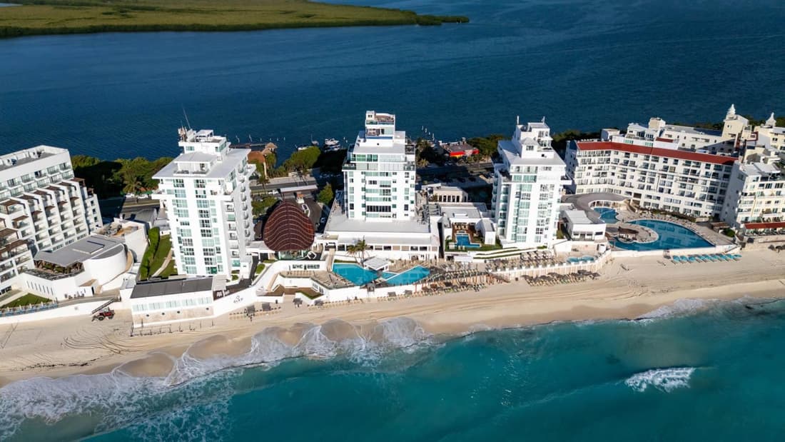 Ocean view in hotel complex - By Aloja RV