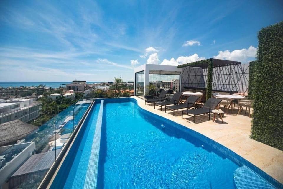 Apartment steps from the beach, rooftop pool, H101