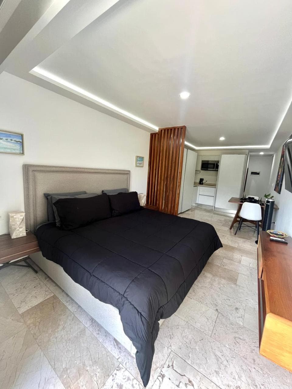 Apartment steps from the beach, rooftop pool, H101