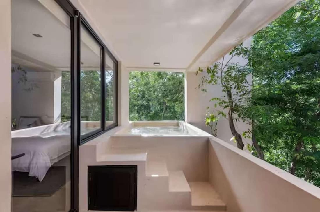 Chic Jungle 2BR - Balcony Priv Pool Steam & Gym