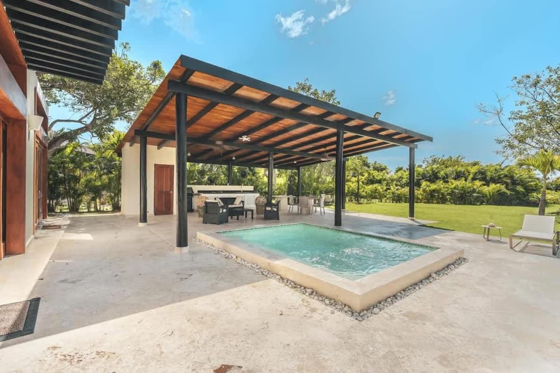 Bungallow with 3BR pool and bbq in Green Village