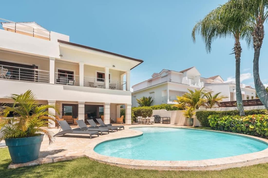 Seaside Bliss with pool and spectacular view