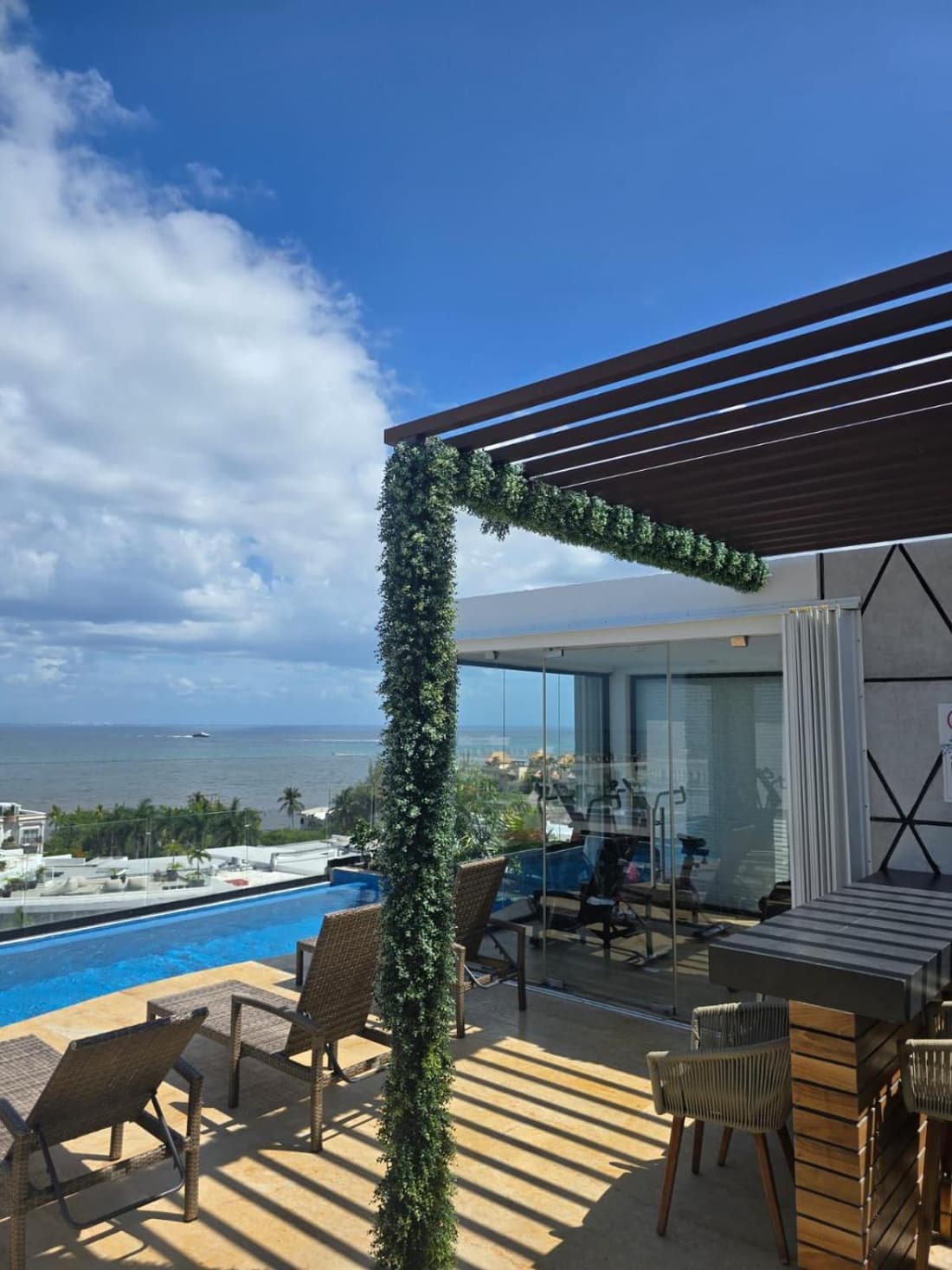Apartment steps from the beach, rooftop pool, H101