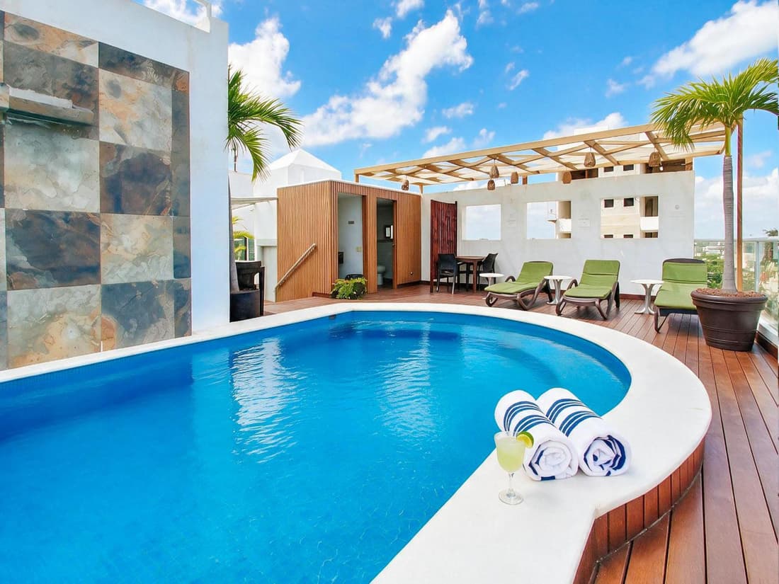 Quiet Mornings, 1BR 2BR Duplex, 3 Blue Flag Beaches 15 Min, Sleeps 2-8, Rooftop Pool, Full Induction Kitchen WiFi AC Elevator, 5th Ave & Grocery 10 Min, Cenotes 20 Min, ADO Bus & Cozumel Ferry 20 Min, Street Parking