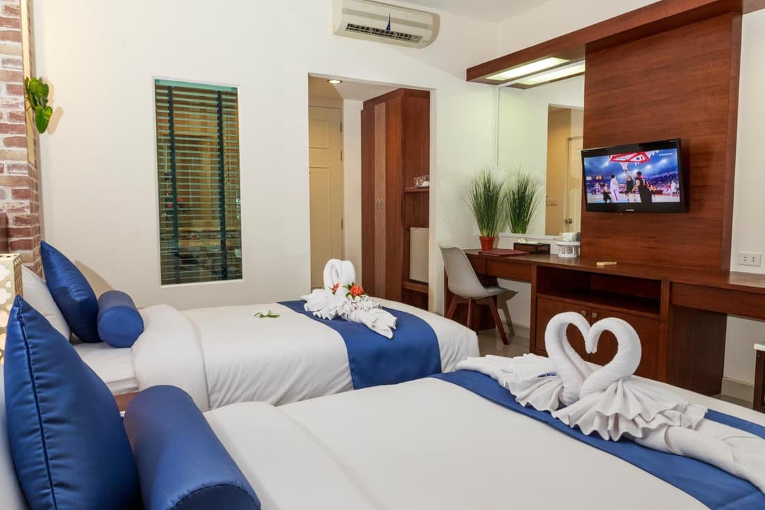 Tuana Hotels Brook Pool Access