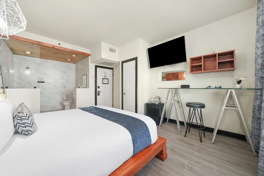 Chesterfield Hotel & Suites
