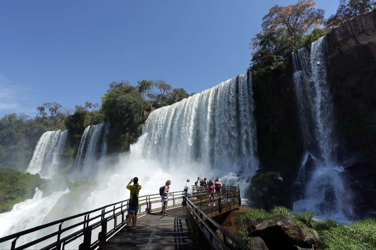 Lado argentino de las Cataratas de Iguazú + Hito de las Tres Fronteras