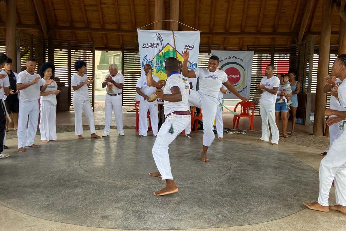 Clase de capoeira en Salvador de Bahía