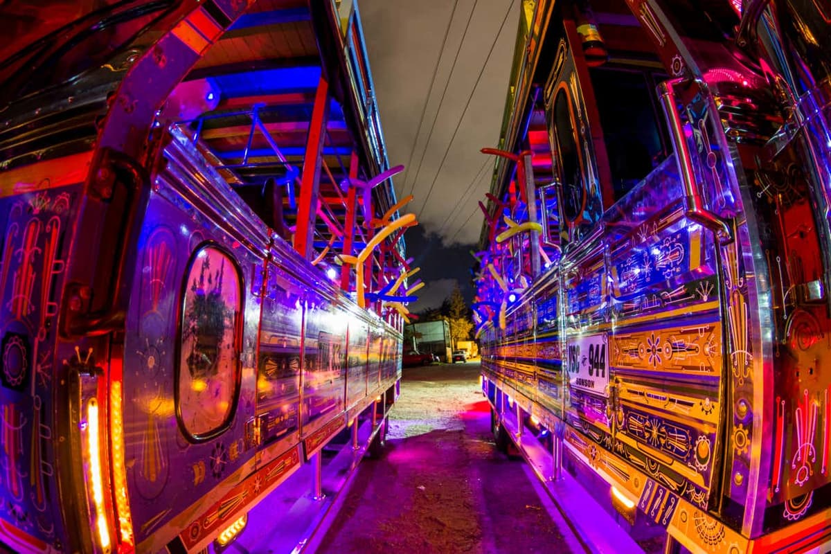 Tour nocturno en chiva rumbera + Degustación de comida callejera