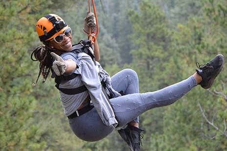 Tirolina en las Montañas Rocosas