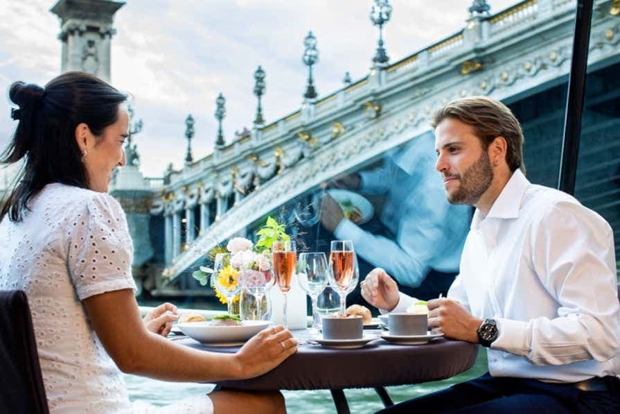 Crociera sulla Senna dalla Torre Eiffel con pranzo