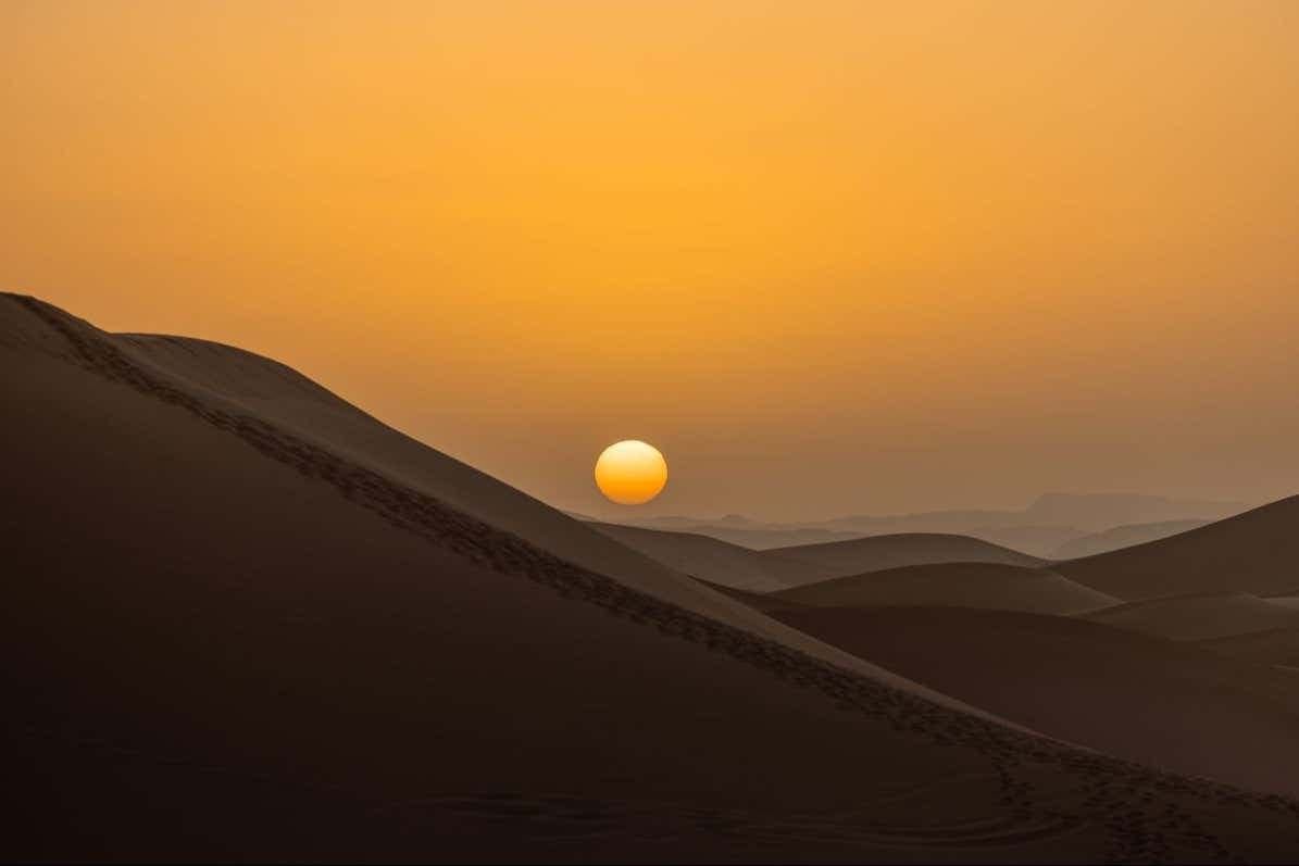 Amanecer o atardecer en el desierto de Merzouga