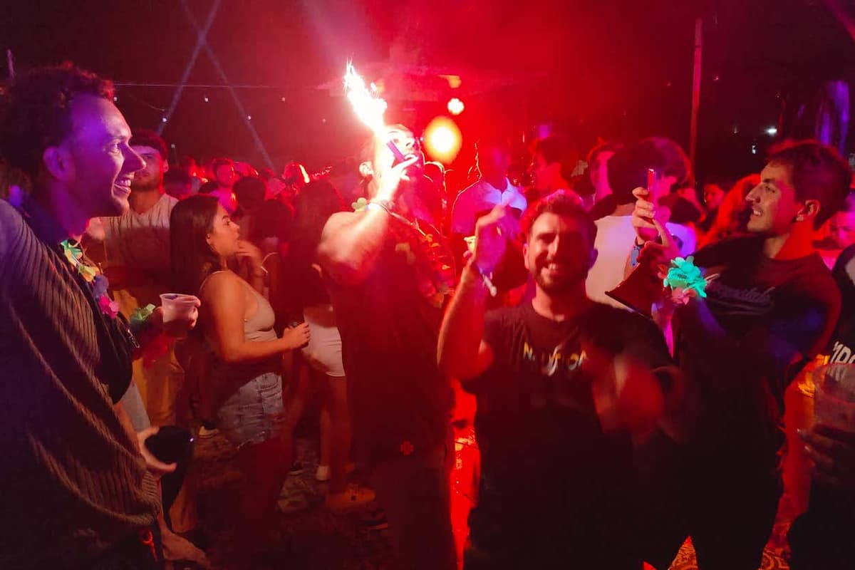 Pub Crawl ¡Tour de fiesta por Playa del Carmen!