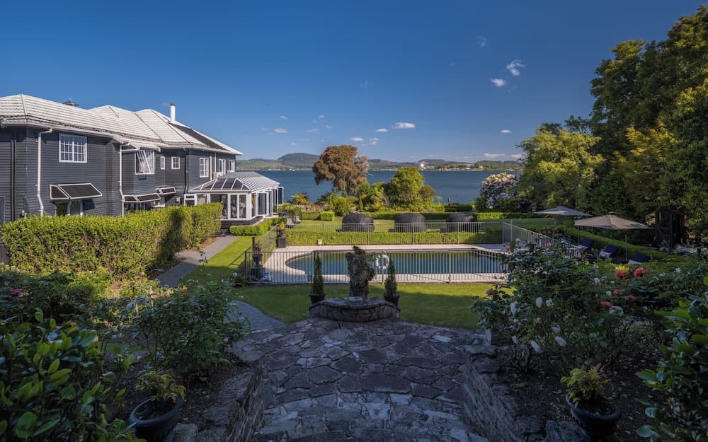 Black Swan Lakeside Boutique Hotel