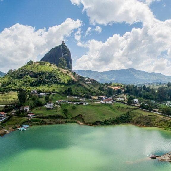 DÍA 9. (Miércoles) MEDELLÍN – VISITA A EL PEÑOL Y GUATAPE - Medellín