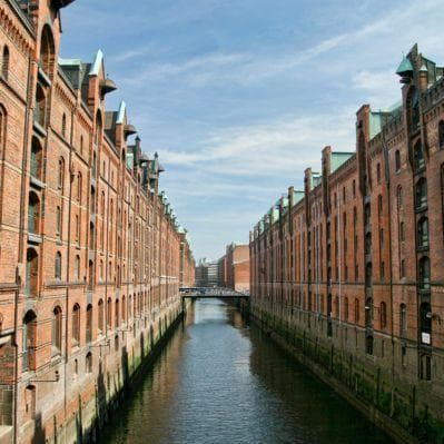 Il quartiere Speicherstadt ad Amburgo, con gli antichi magazzini di mattoni rossi trasformati in musei e locali alla moda - Amburgo