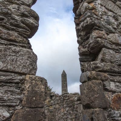 Sito monastico di Glendalough tra i verdi paesaggi della Contea di Wicklow - Wicklow