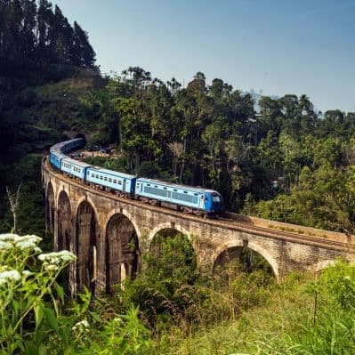 Apprezzare il magnifico panorama tra Peradeniya e Nanu Oya viaggiando in treno - Colombo