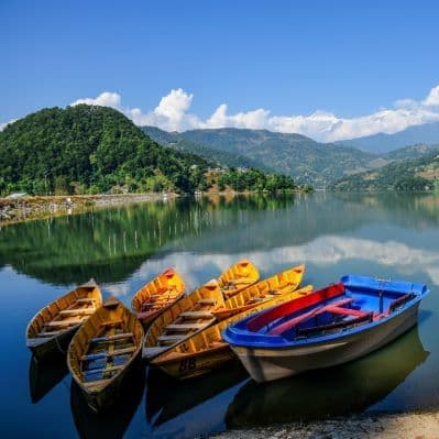 Navigare sul lago Phewa circondati da un panorama unico - Pokhara