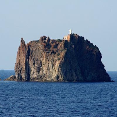 Lo Strombolicchio, piccola isola vulcanica disabitata - Lipari Isola