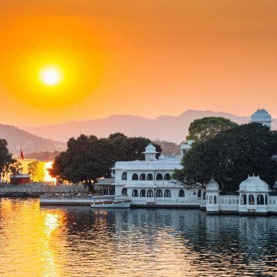 Ammirare Udaipur al tramonto navigando sul lago Pichola - Udaipur