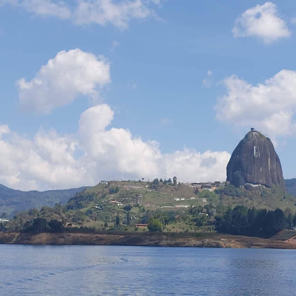 Día 3. Medellín – Tour a Guatapé y Piedra del Peñol  - Medellín