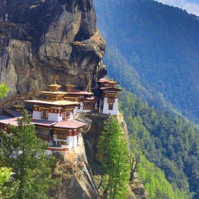 Raggiungere il Nido della Tigre, celeberrimo tempio abbarbicato sulla montagna - Paro