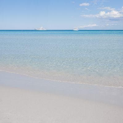 La bellissima spiaggia di sabbia fine e l’acqua trasparente de La Cinta a San Teodoro - San Teodoro, Sardegna