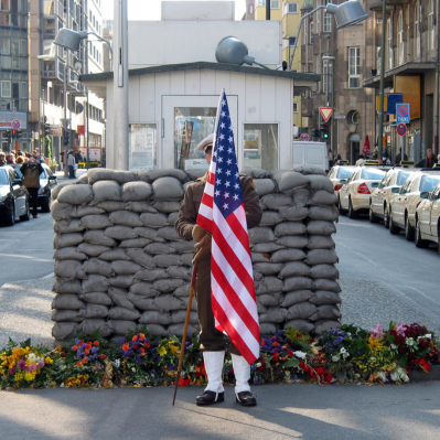 Checkpoint Charlie, il famoso punto di transito tra Berlino Est e Berlino Ovest - Berlino