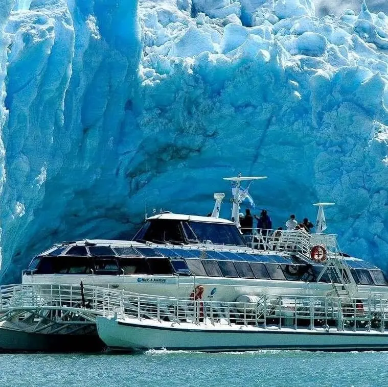Safari Náutico frente al Glaciar Perito Moreno: Un Encuentro Cercano con el Gigante de Hielo - אל קלפטה