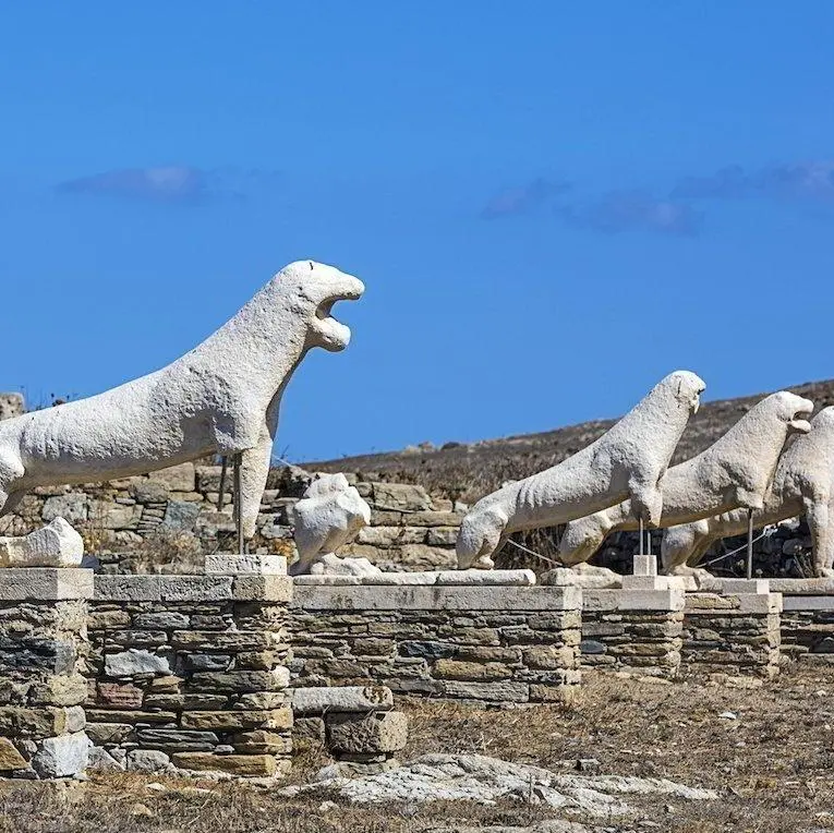 Excursion to the islands of Delos and Rhenia by traditional boat - Míkonos
