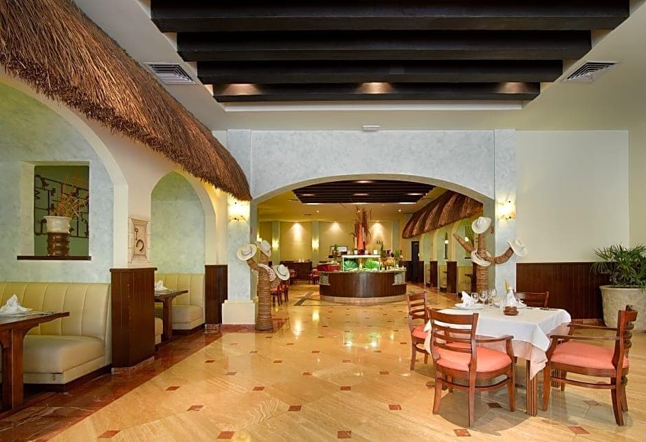 Grand Palladium Colonial Resort & Spa