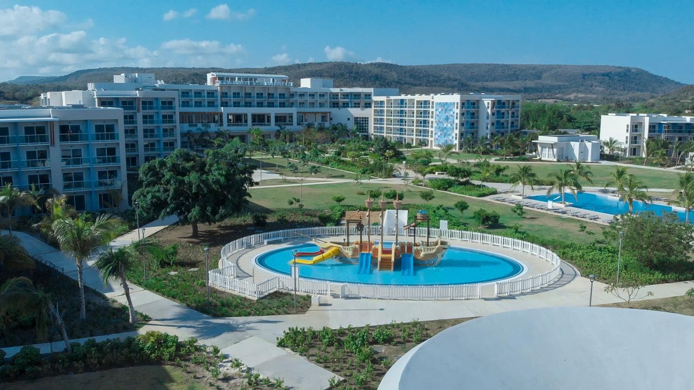 Gran Muthu Almirante Beach