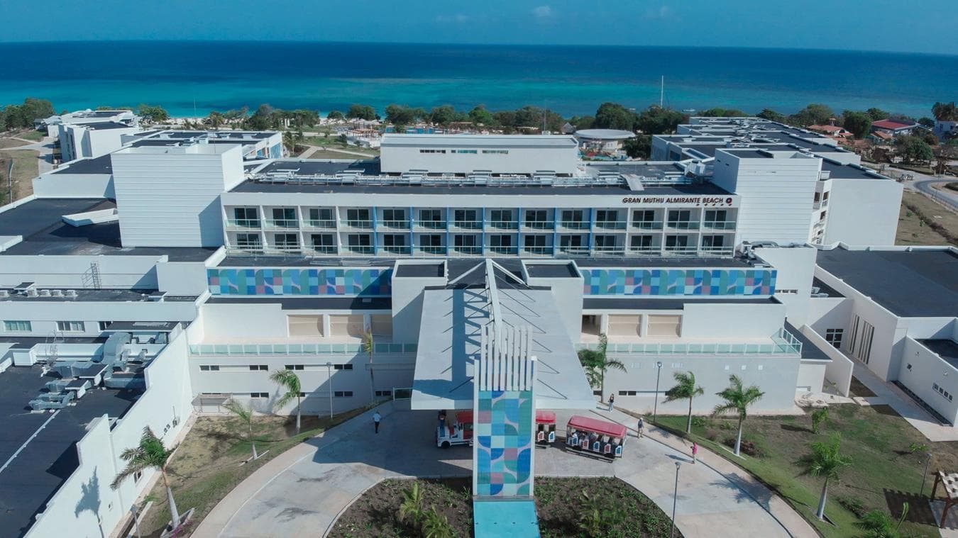 Gran Muthu Almirante Beach