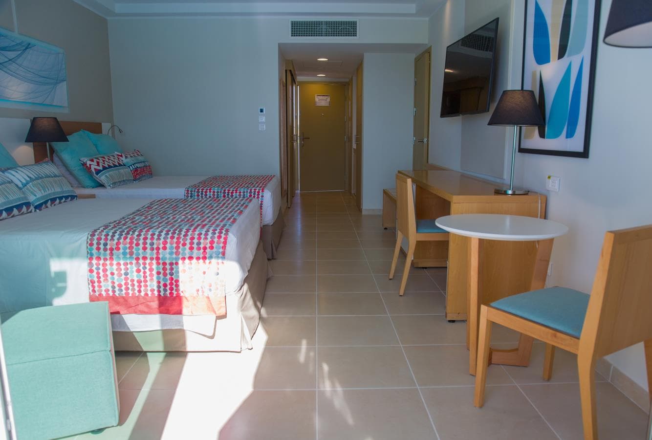 Gran Muthu Almirante Beach