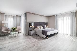 Park Plaza Suites