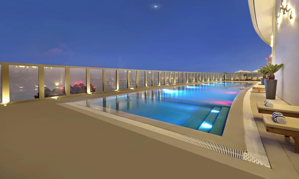 The Curve Hotel, Rooftop pool