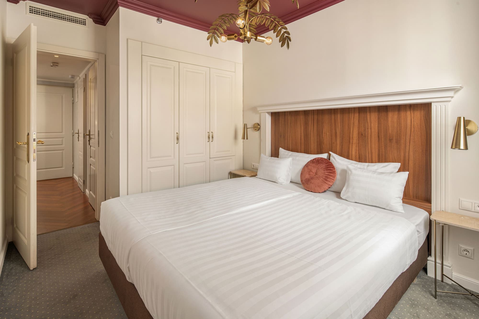 Queen's Court Hotel & Residence