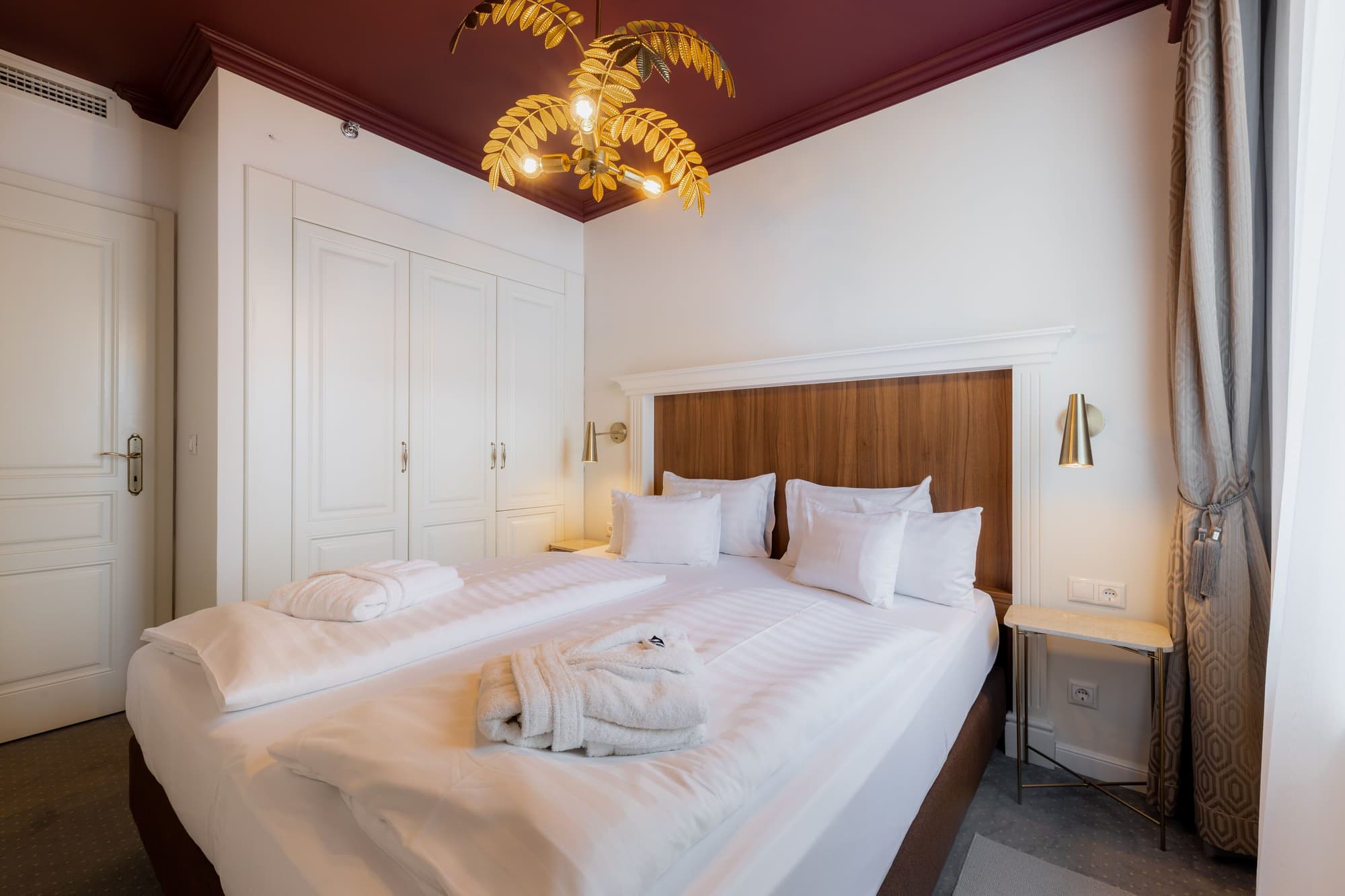 Queen's Court Hotel & Residence