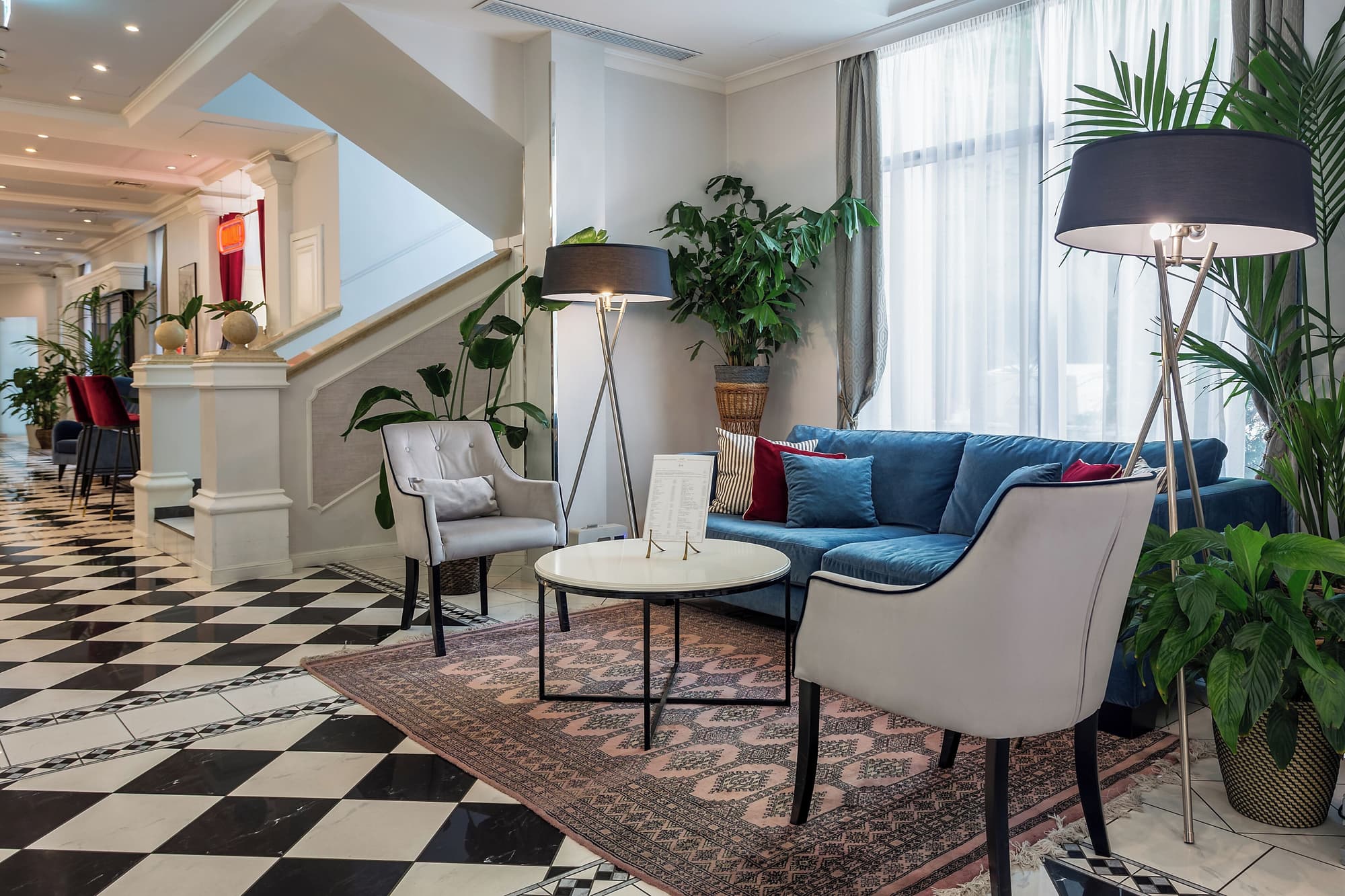 Queen's Court Hotel & Residence
