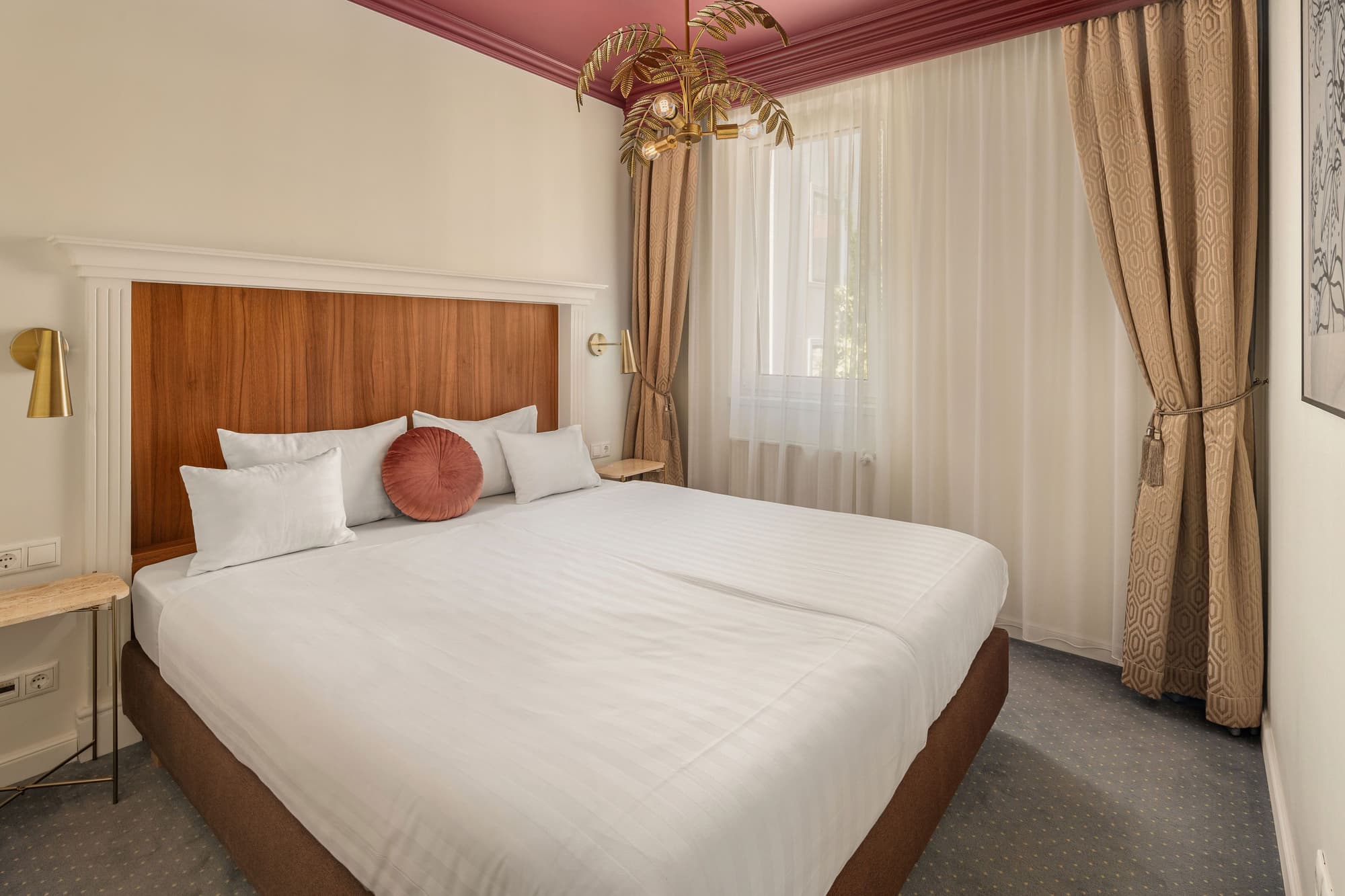 Queen's Court Hotel & Residence