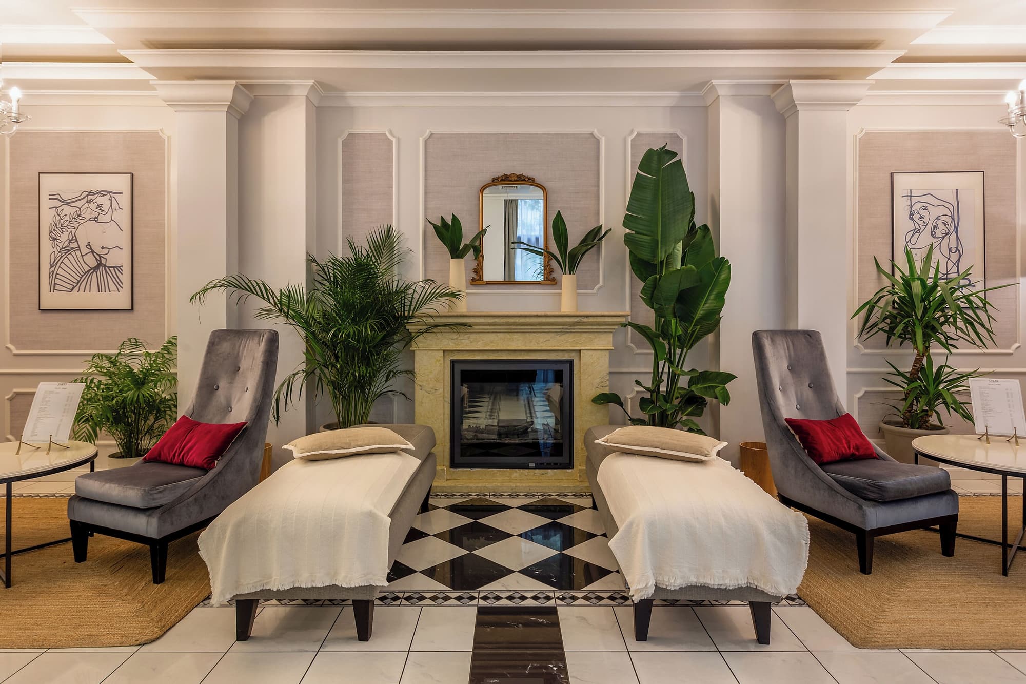 Queen's Court Hotel & Residence