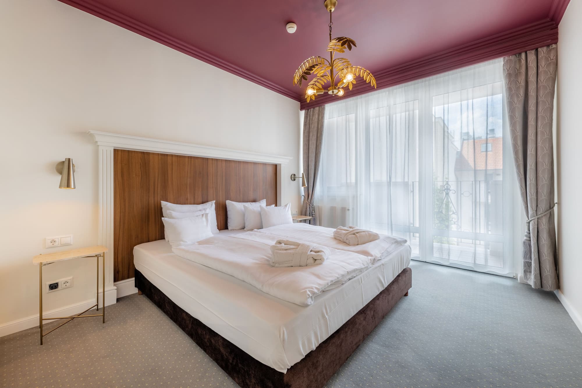Queen's Court Hotel & Residence