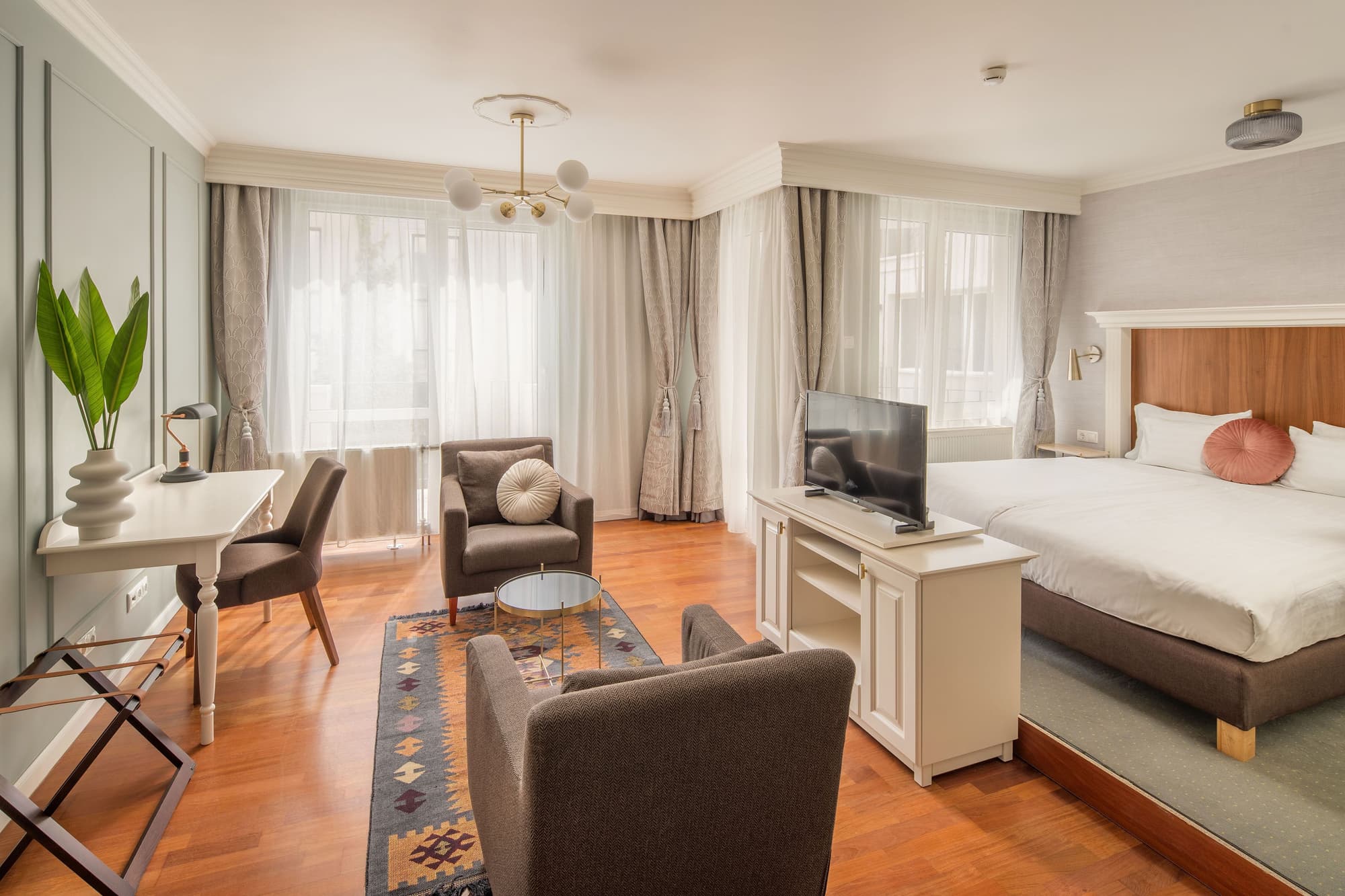 Queen's Court Hotel & Residence