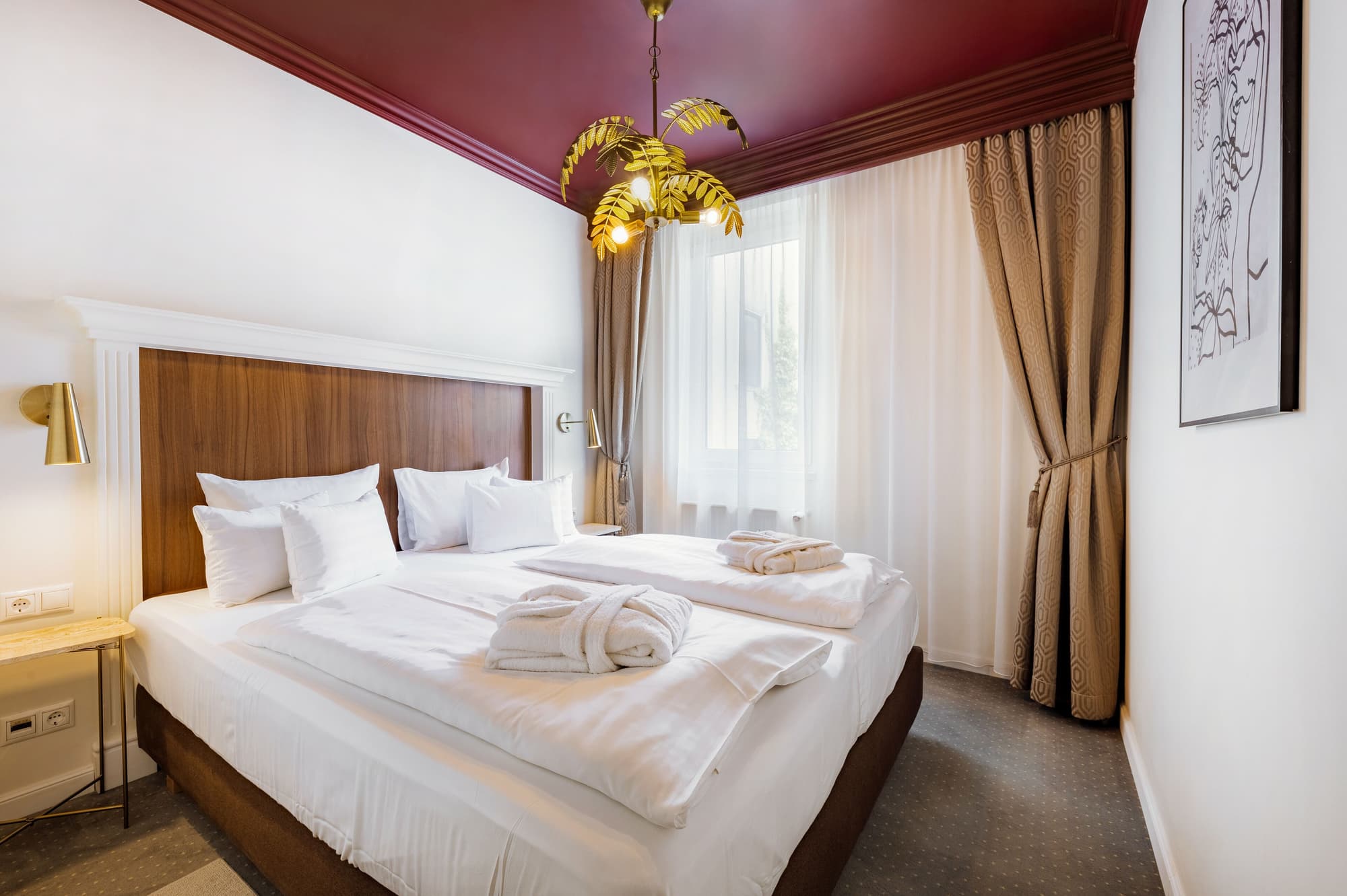Queen's Court Hotel & Residence