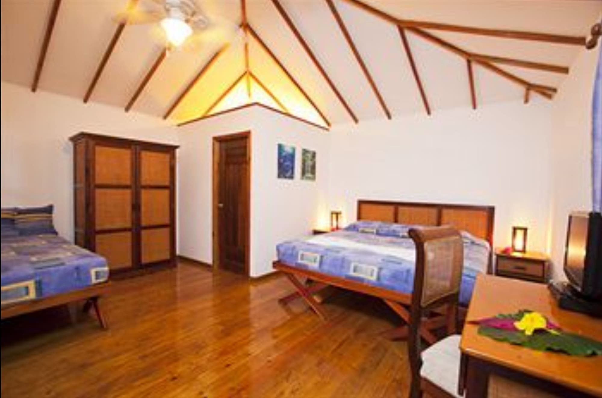 Las Rocas Resort And Dive Center