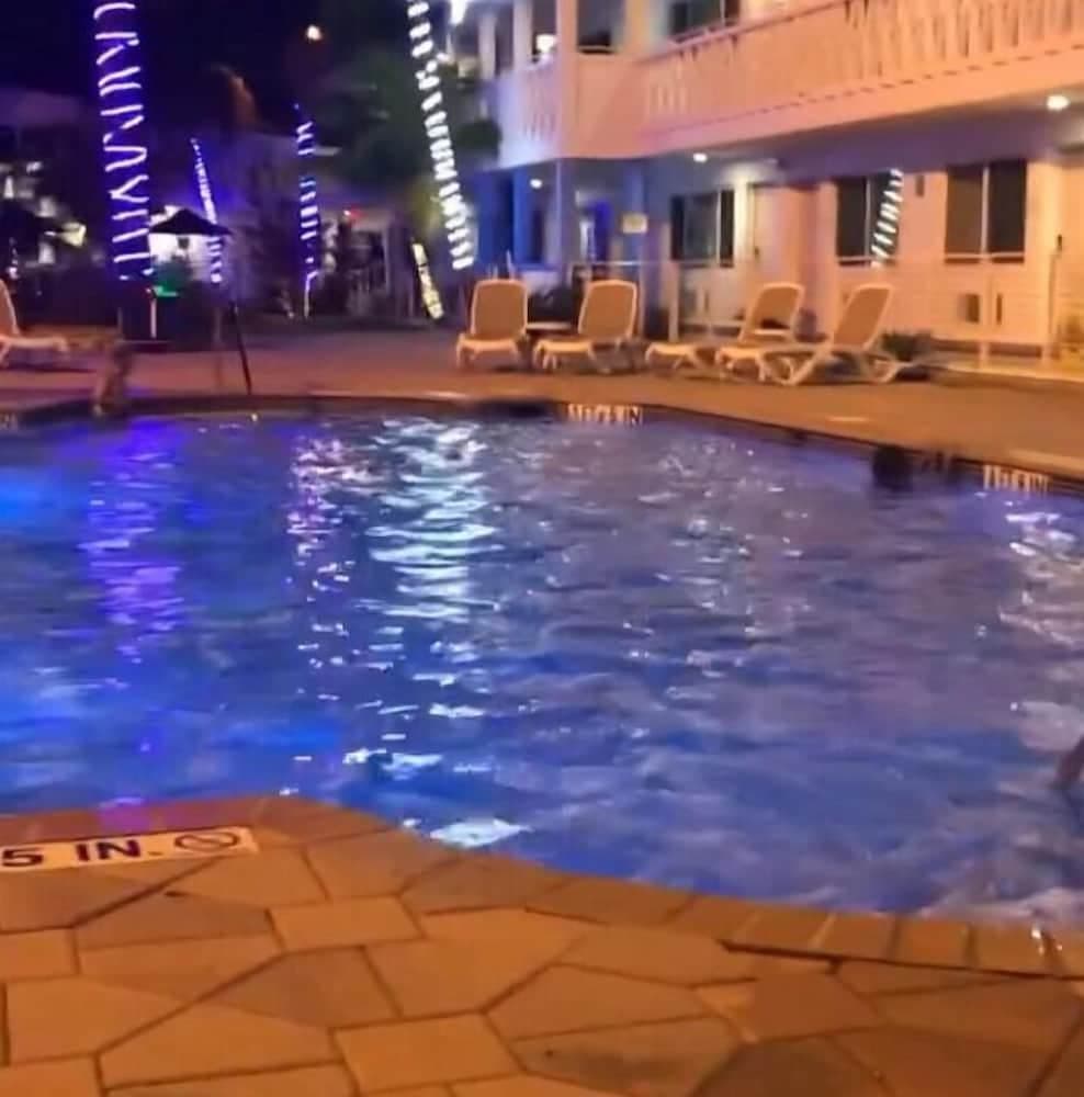 Downtown Hollywood Gardens Inn & Suites